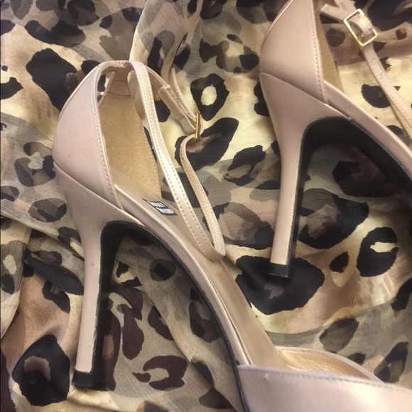 Stuart Weitzman Cream Leather Heels - Picture 2 of 7